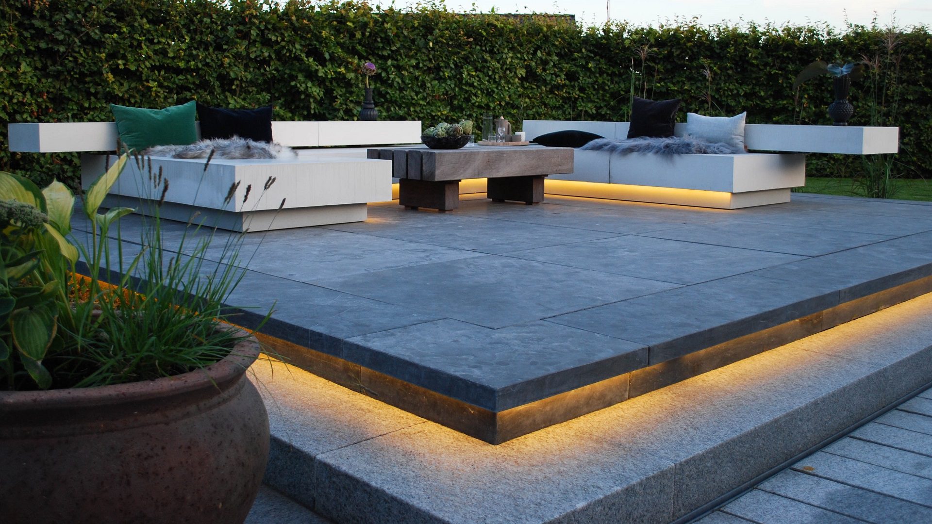 Kongsberg limestone lounge med lystrin