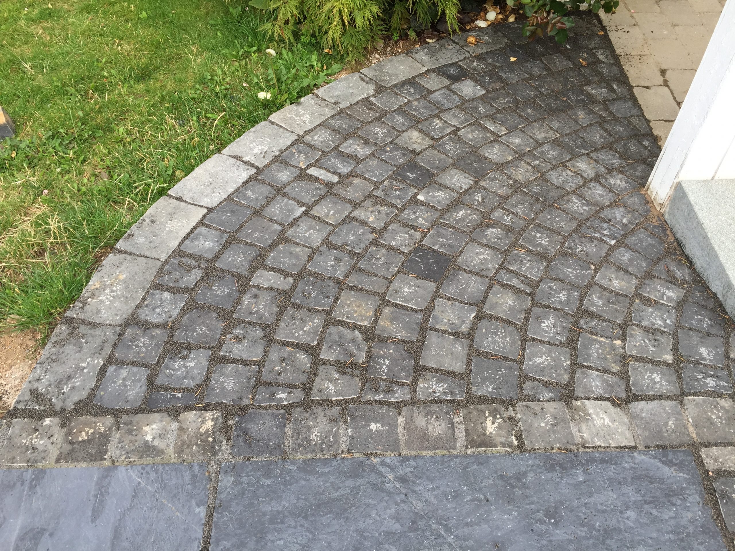 Sort kløvet chaussesten