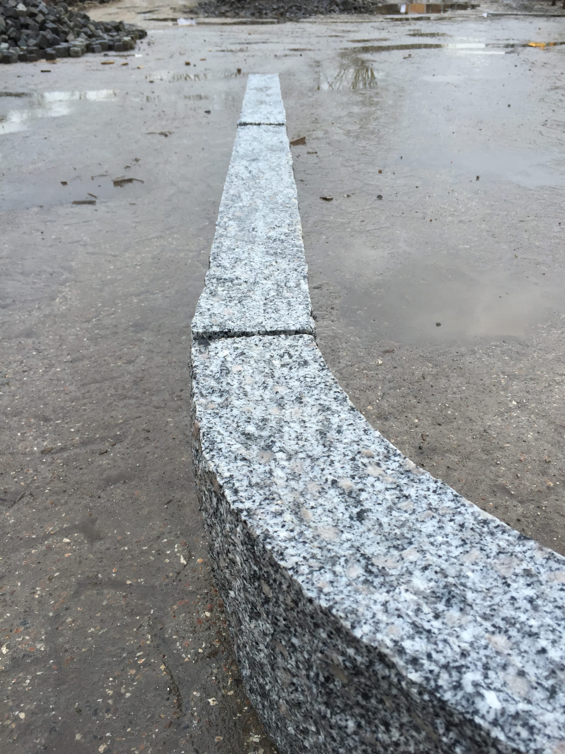 Lys kløvet kantsten