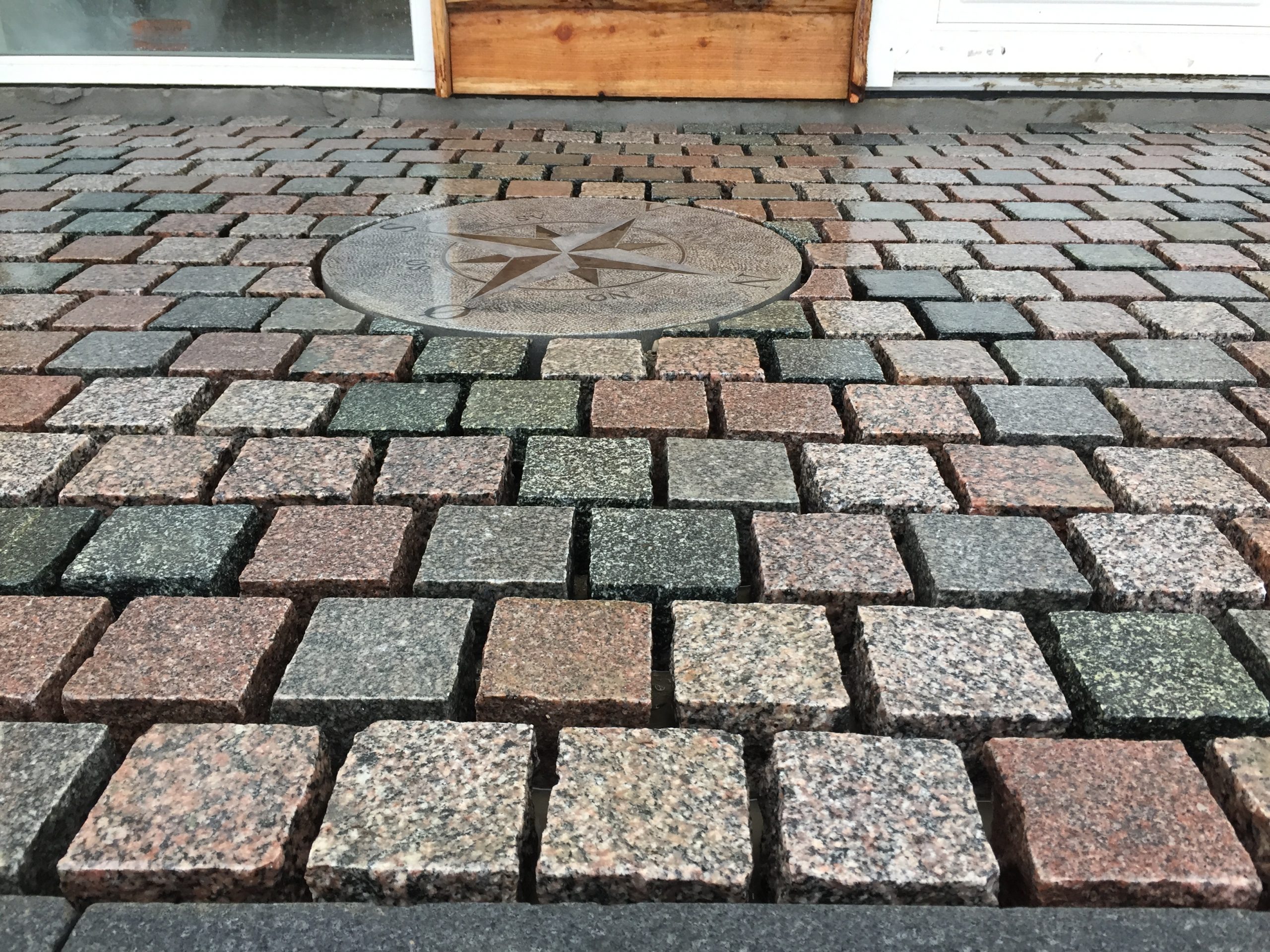 Nordisk jetbrændt chaussesten med kompas sten