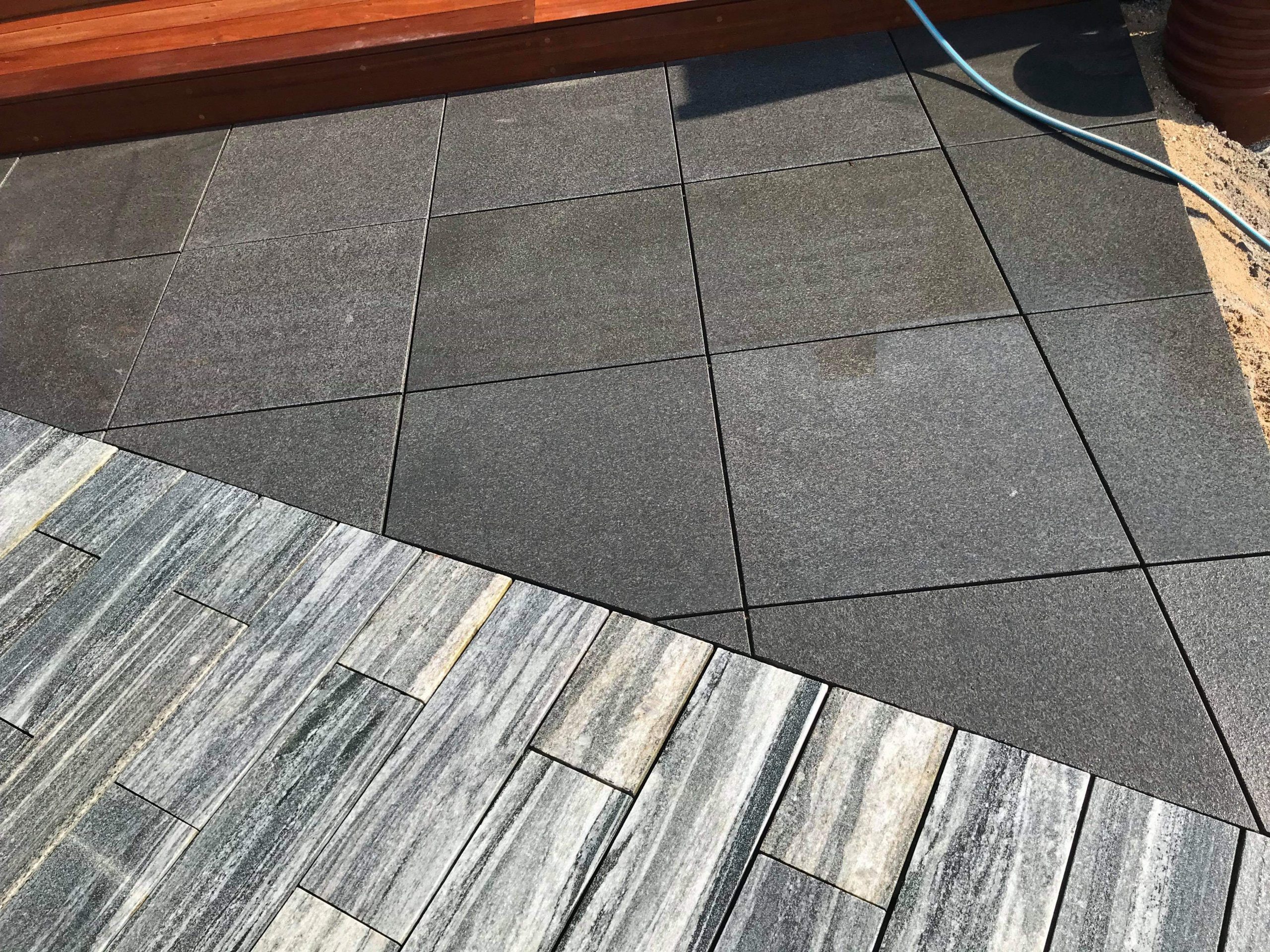 Basalt fliser og skogsfjorden plank granit