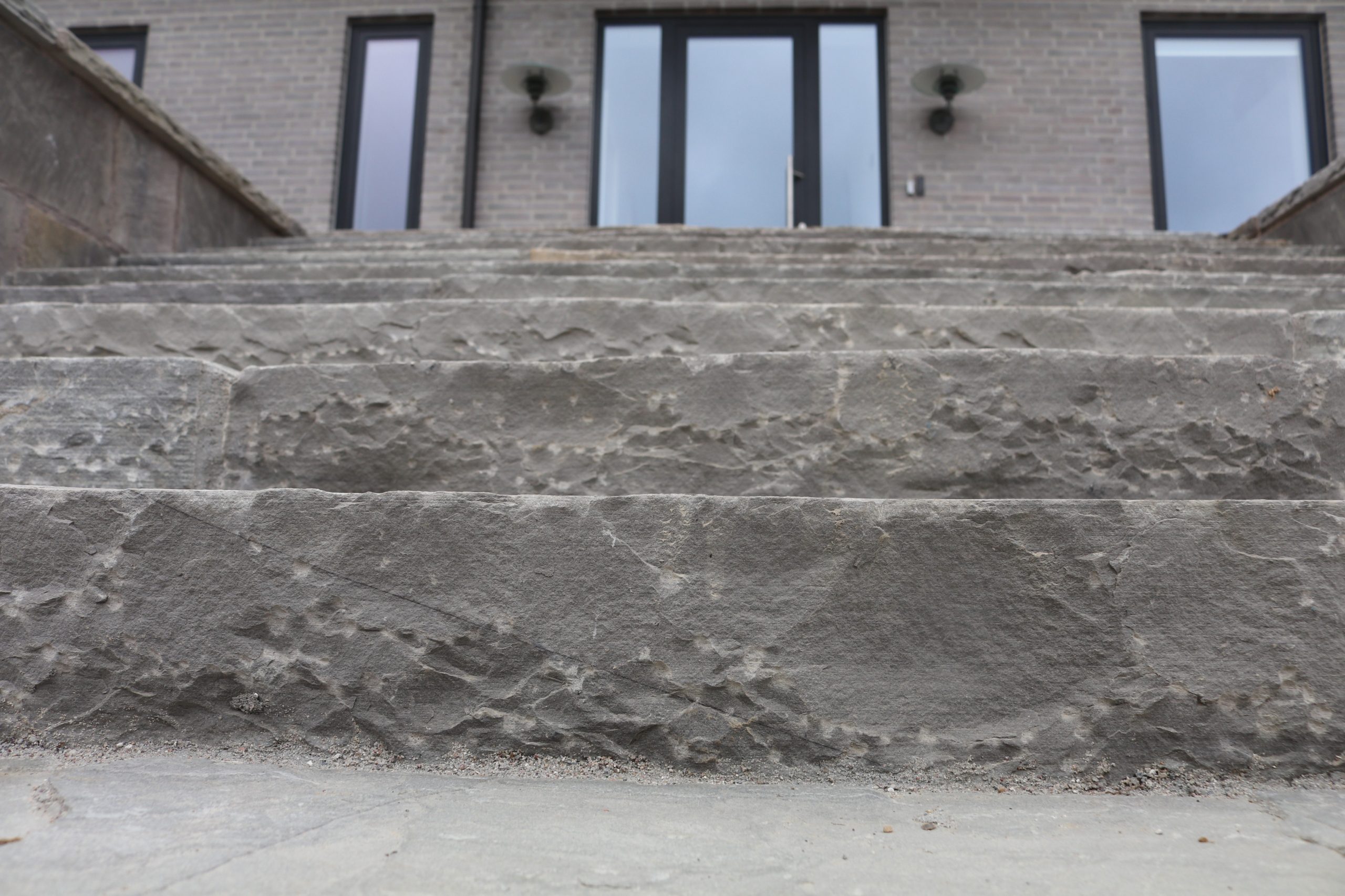Dark sandsten trappe indgang close up