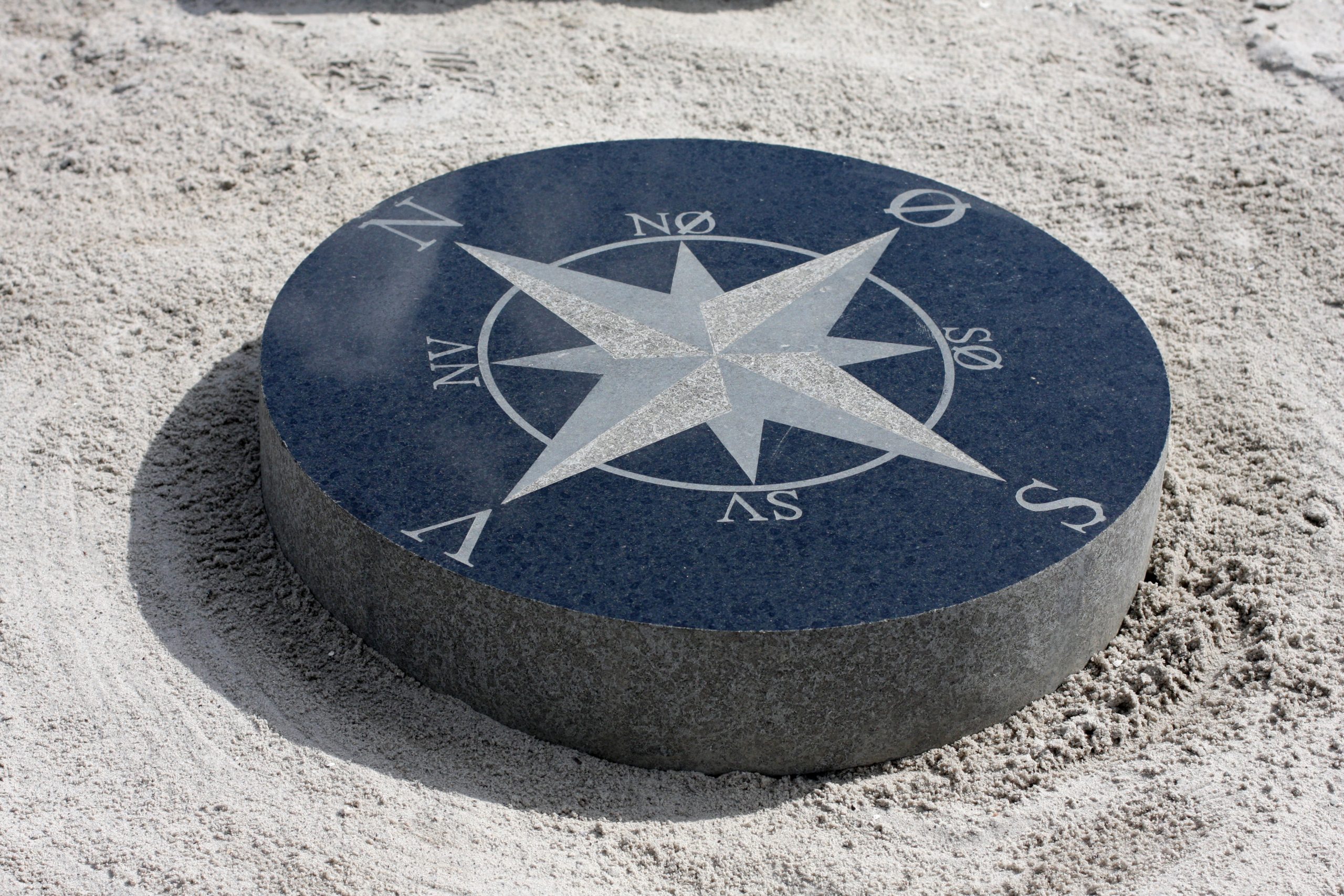 Kompas sten - sort granit