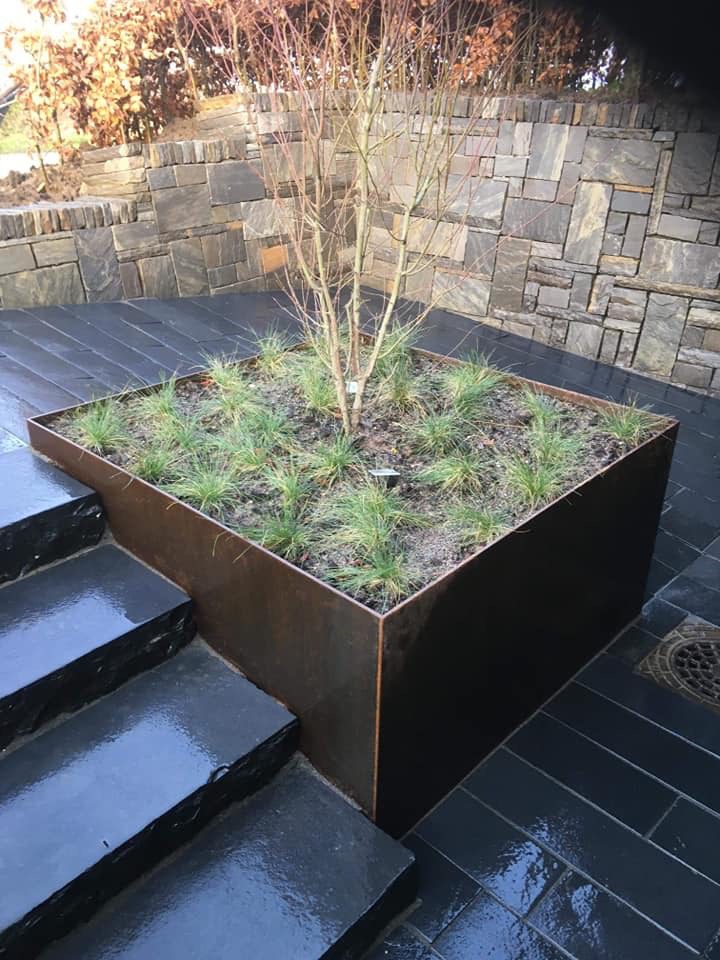 Midnat kalksten belægning og trappe med dark sandsten mur