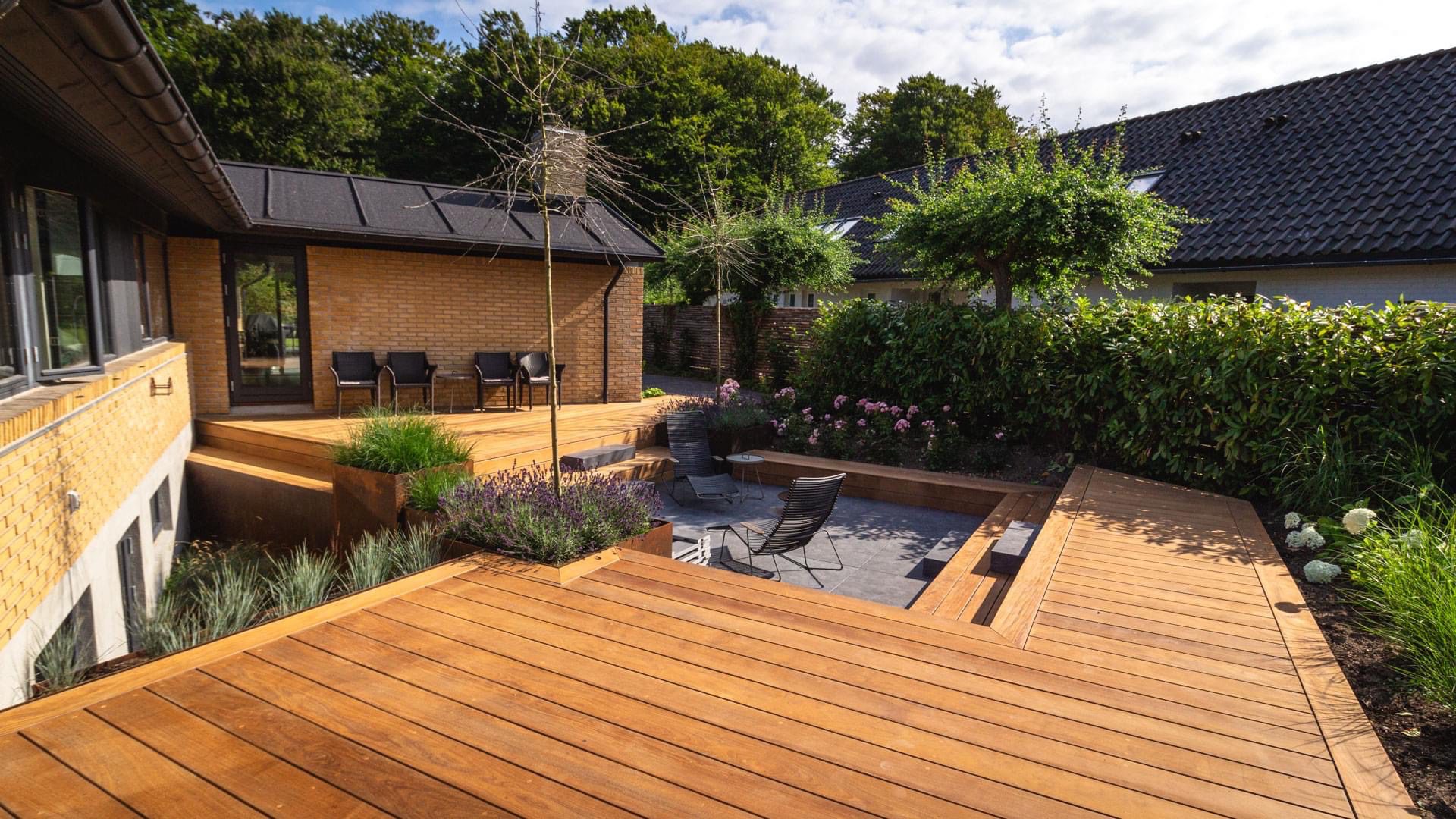 Bangkirai hårdtræ og kongsberg limestone terrasse