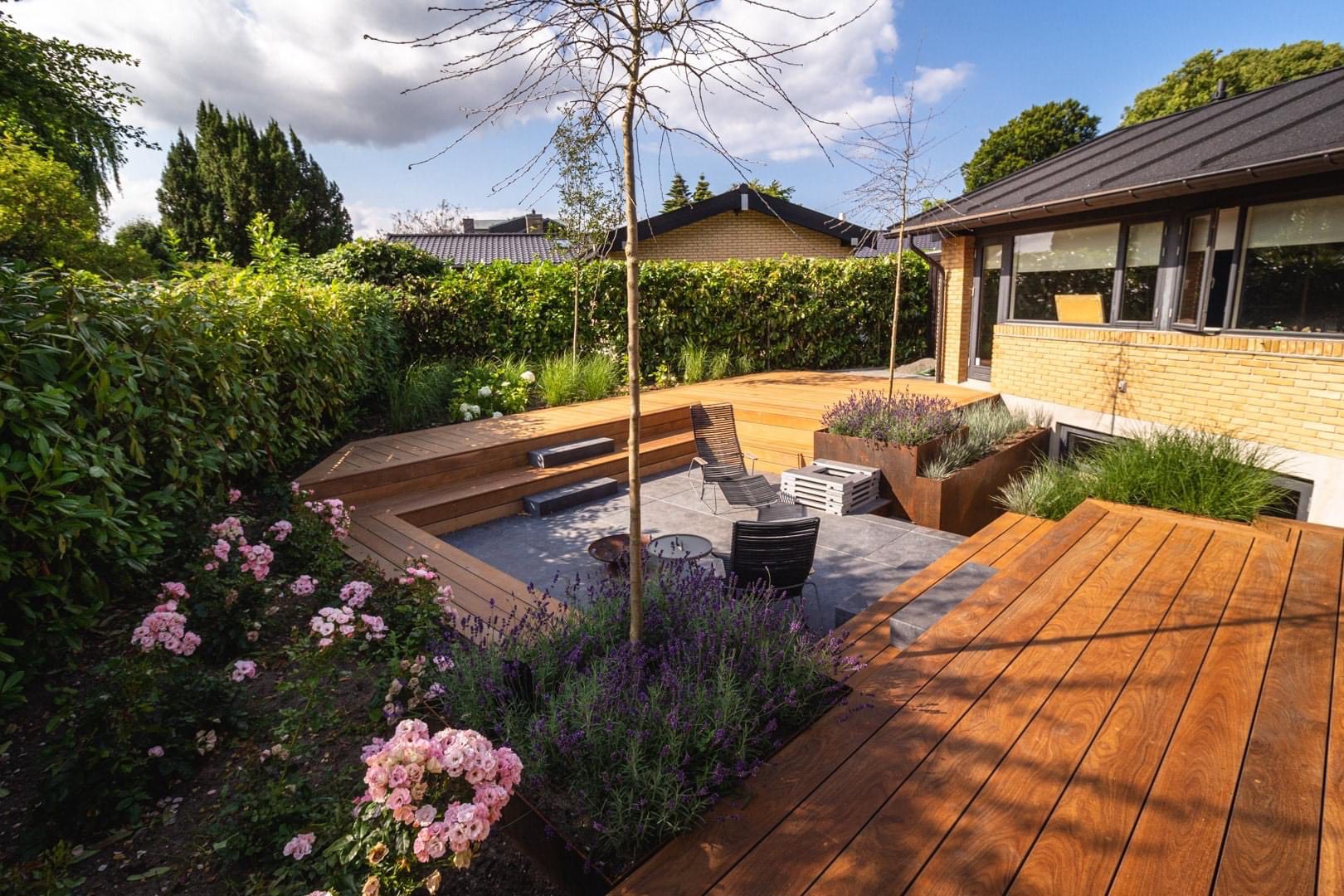 Bangkirai hårdtræ og kongsberg limestone terasse og trappetrin