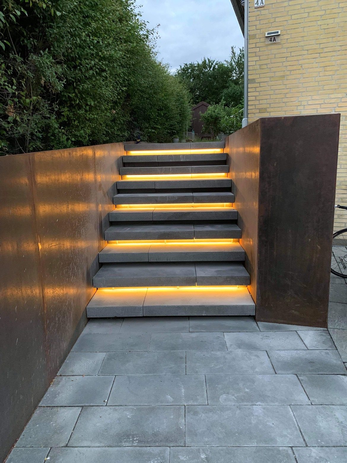 Basalt granit trappe med lys