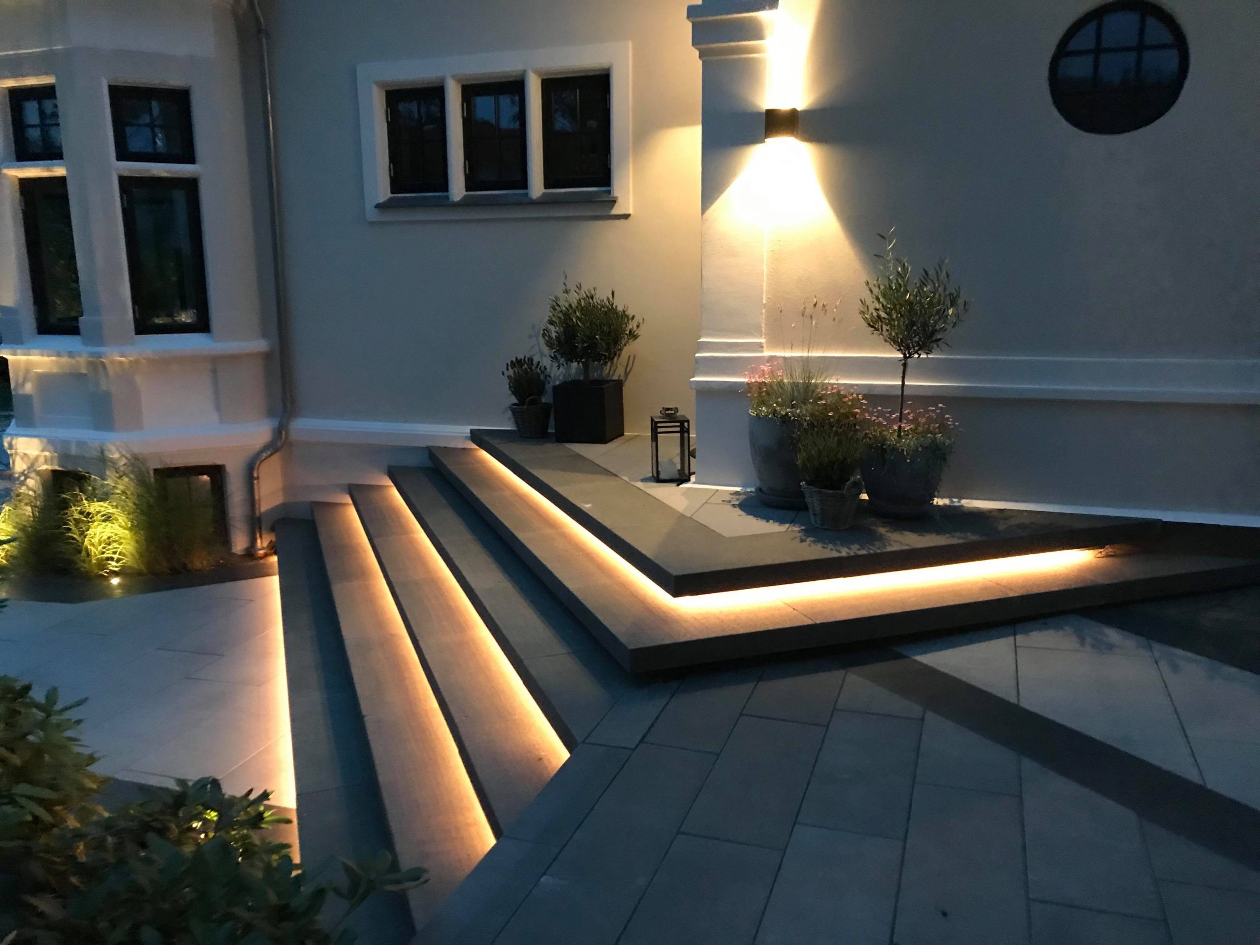 Basalt granit lumen lys trin med grey belægning