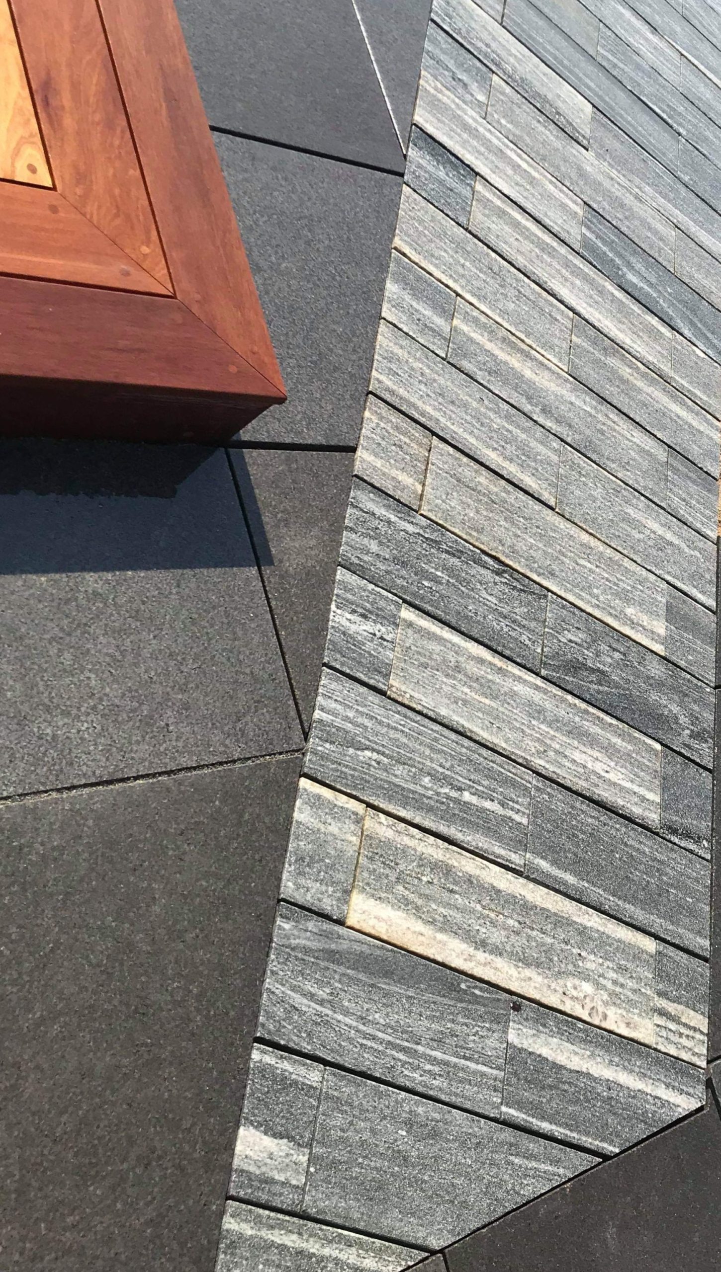 Basalt og Skogsfjorden granit belægning