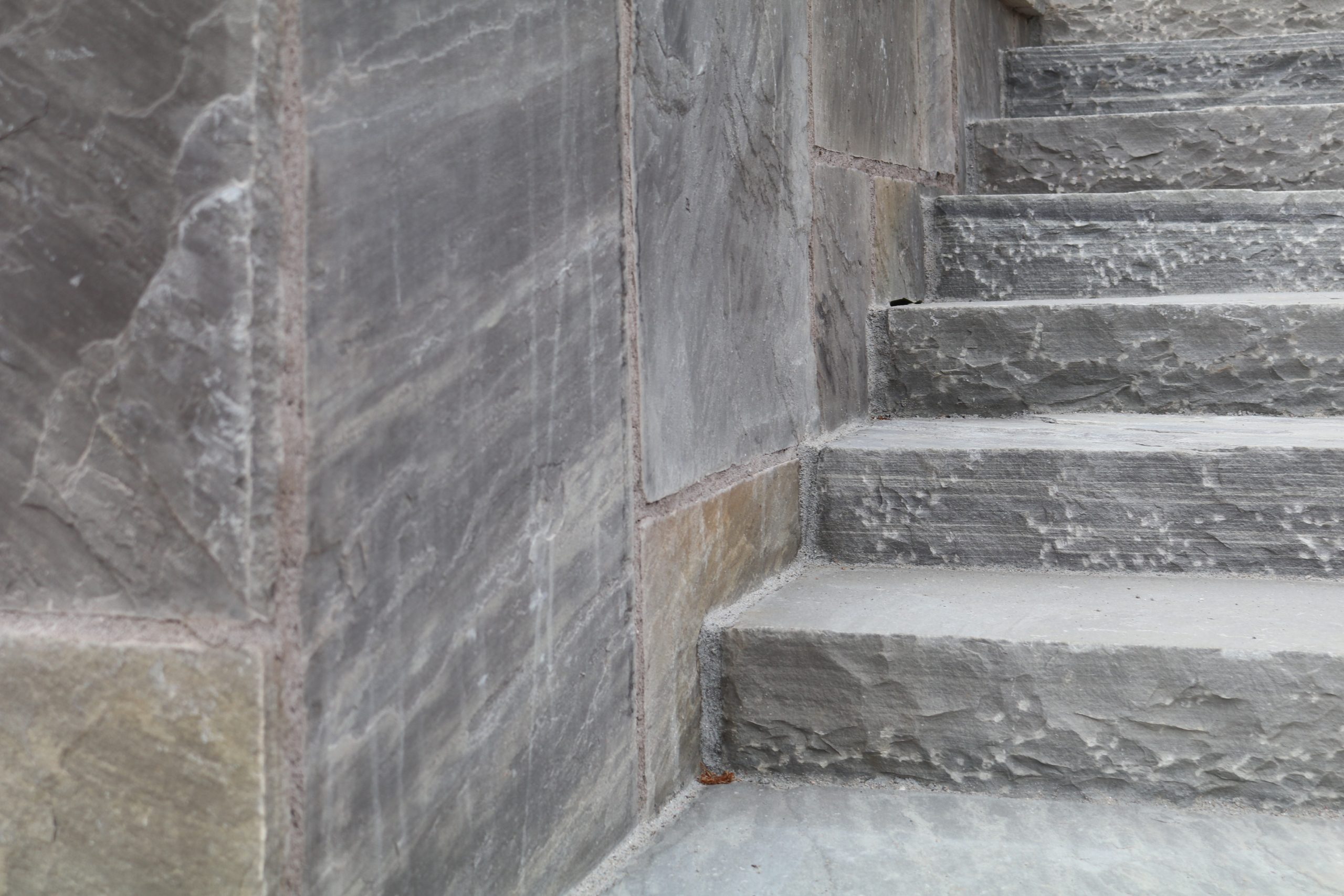 Dark sandsten mur og trappe