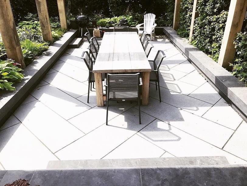 Kongsberg limestone lystrin og lys grå granit fliser