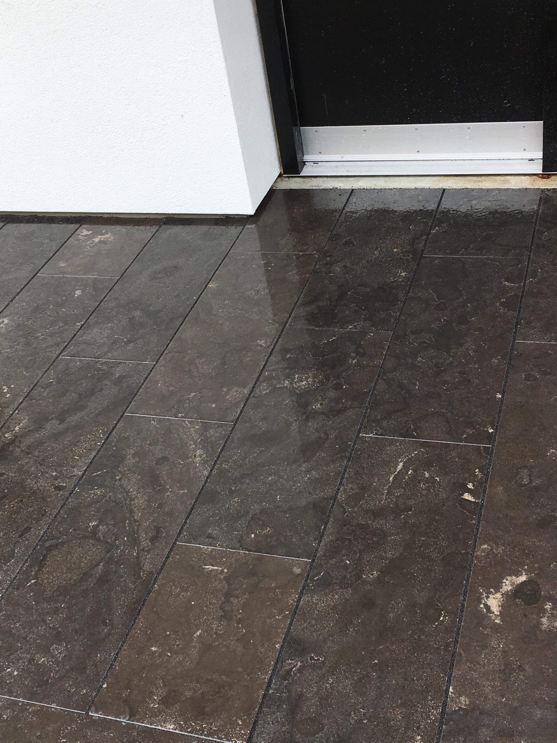 Kongsberg limestone fliser i plank format våd