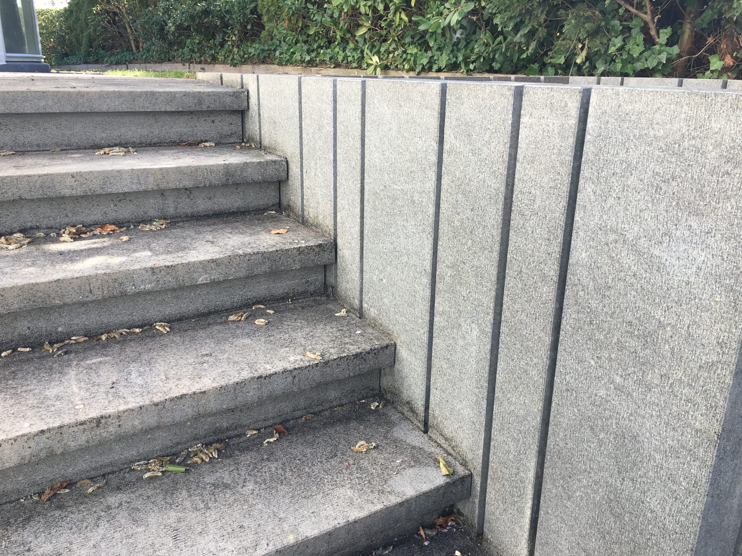 Moesgaard granit mur og trappe med lys lystrin