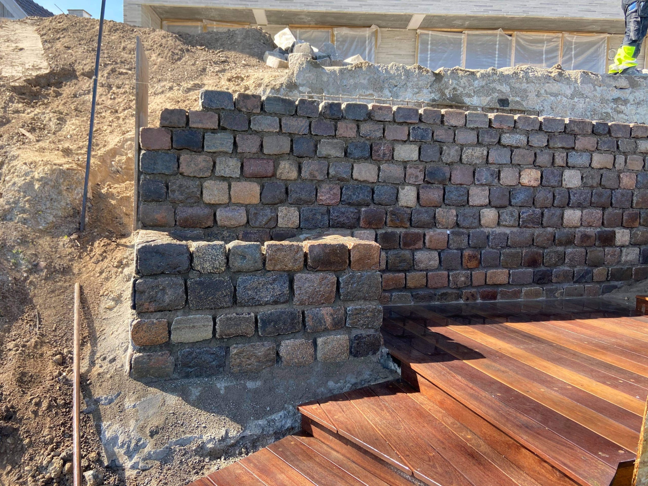 Slidt nordisk brosten til brugt som mur - Genanvendelse af slidt granit