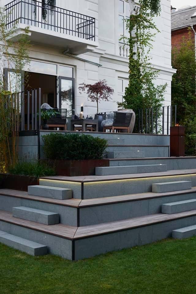 Bangkirai hårdtræ med lys og kongsberg limestone trin