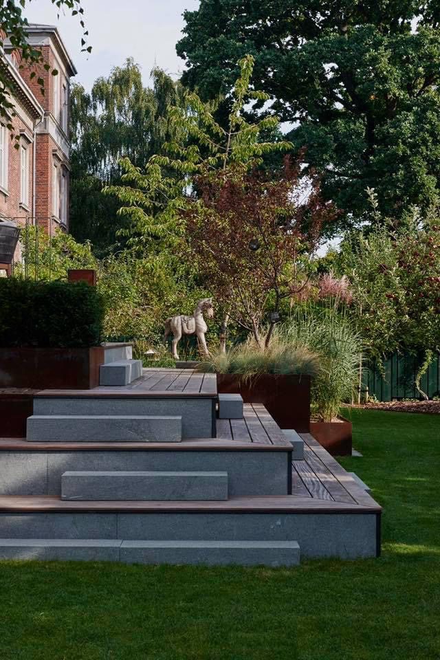 Bangkirai hårdtræ med lys og kongsberg limestone trin