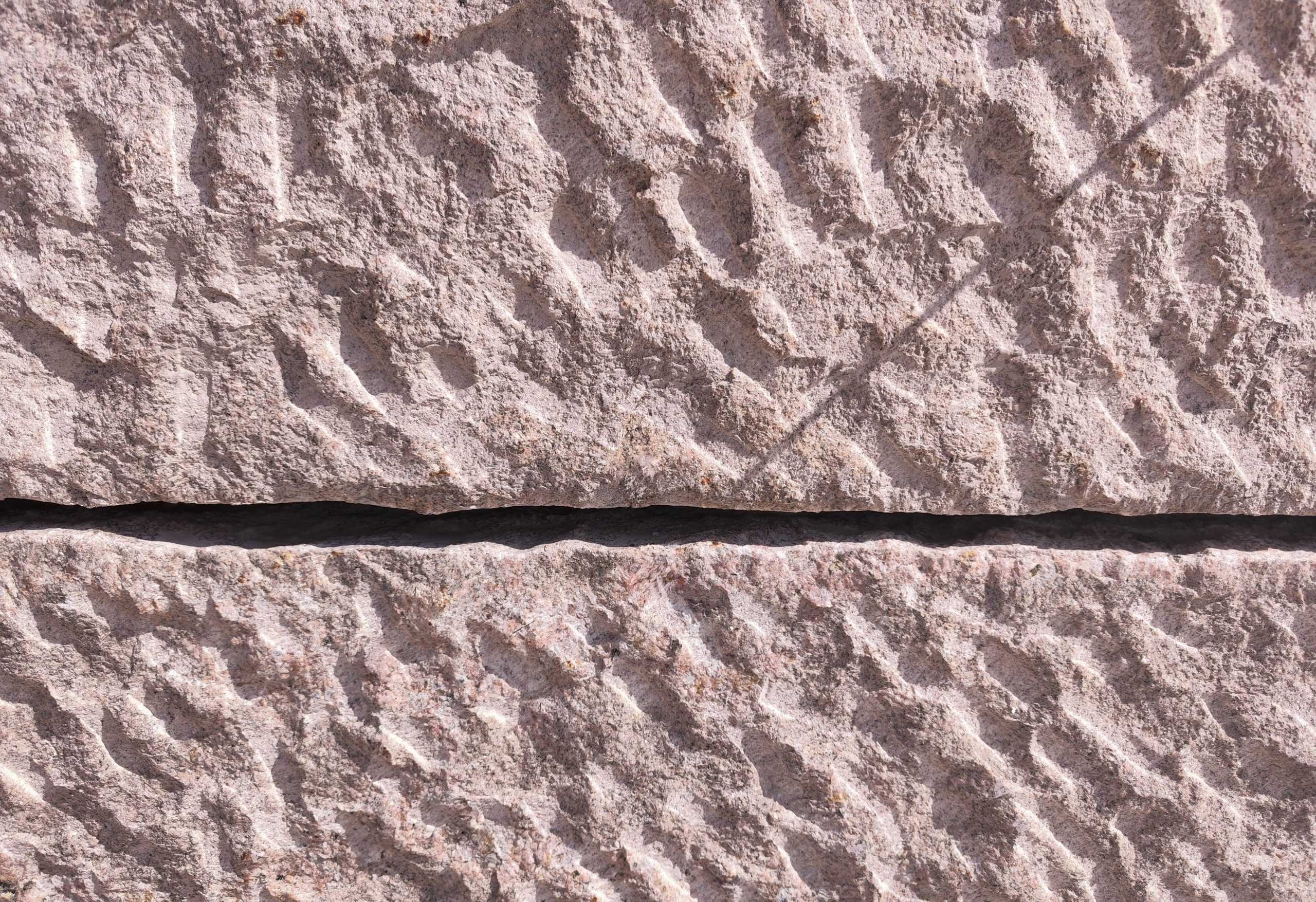 Rød kløvet 12/28 granit Kantsten Closeup