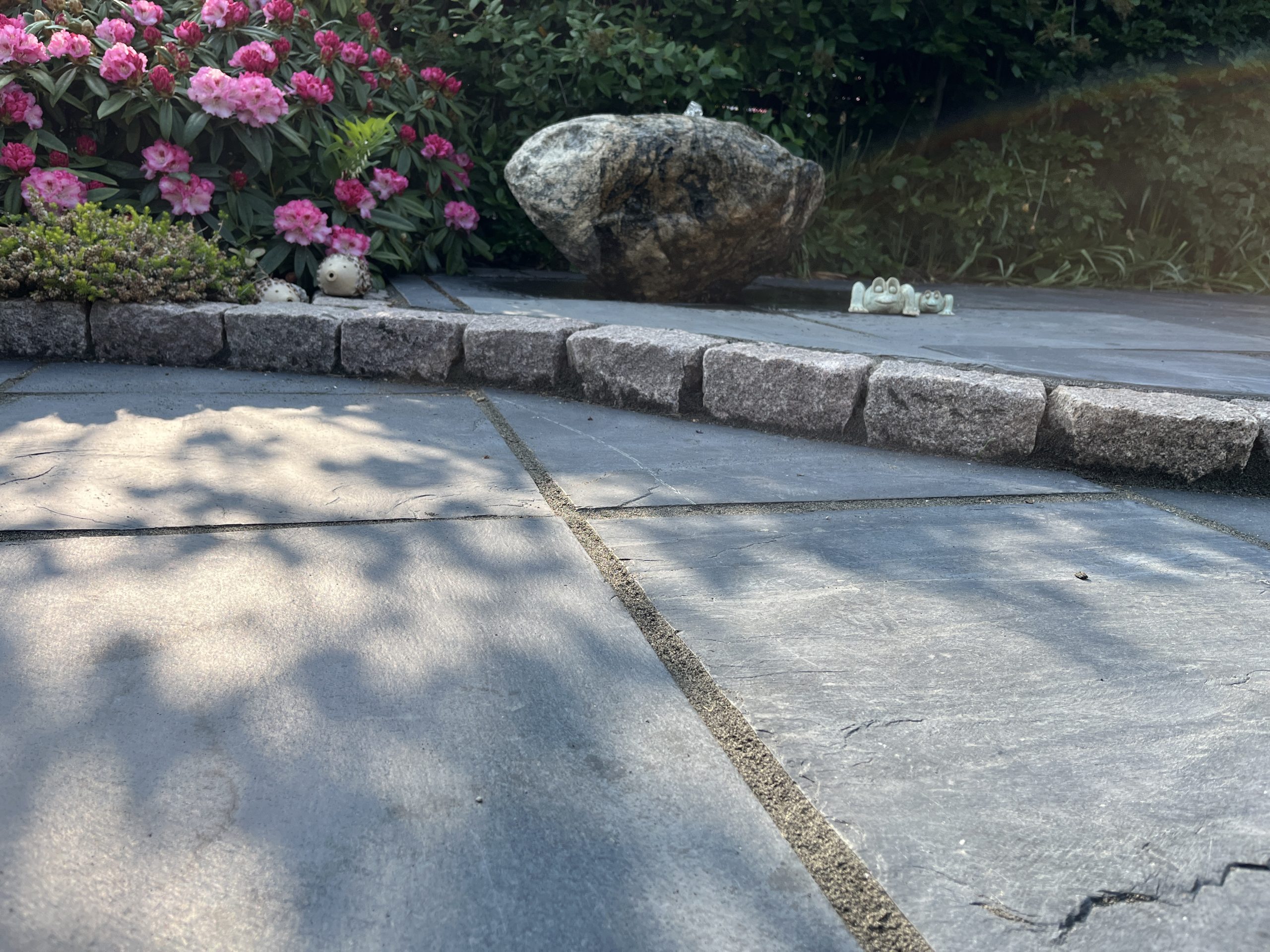 sort skifer belægning med rød norland granit som kant