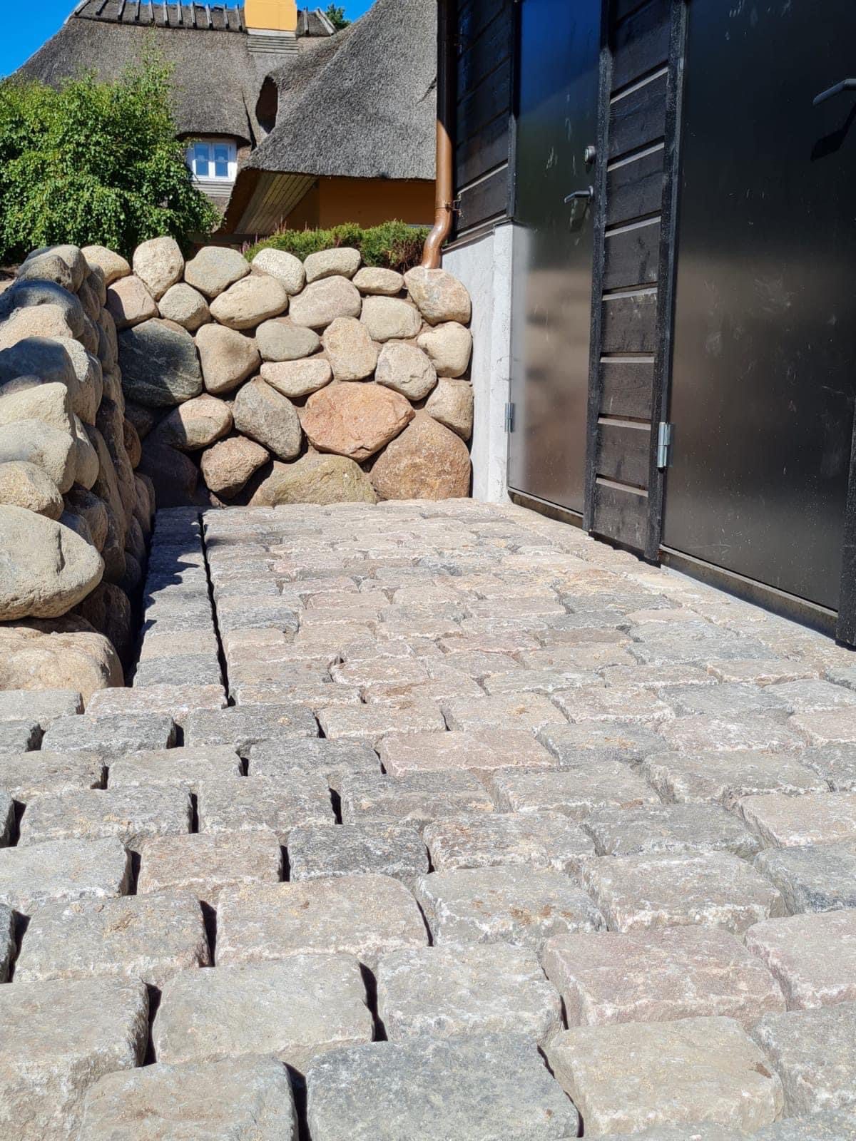 Slidt nordisk brosten og kampesten mur