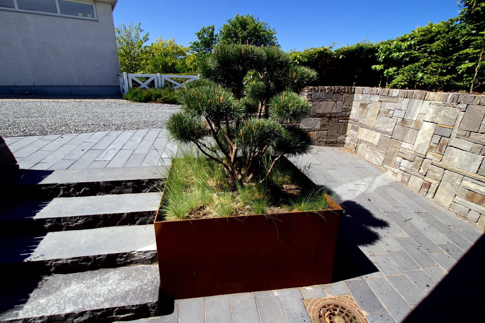 black limestone belægning og kalksten trappe med dark sandsten mur