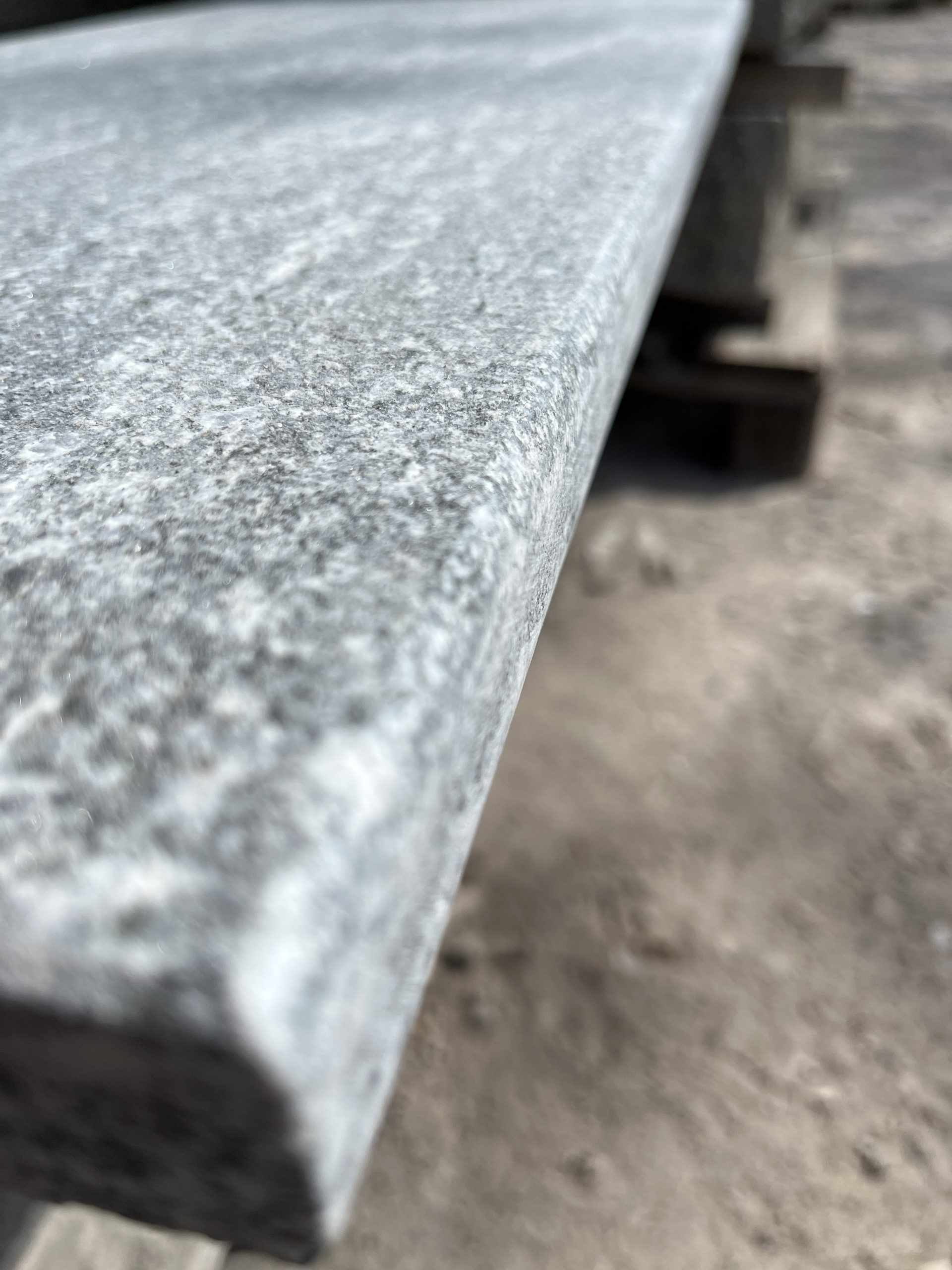 Skogsfjorden granit Poolkant closeup