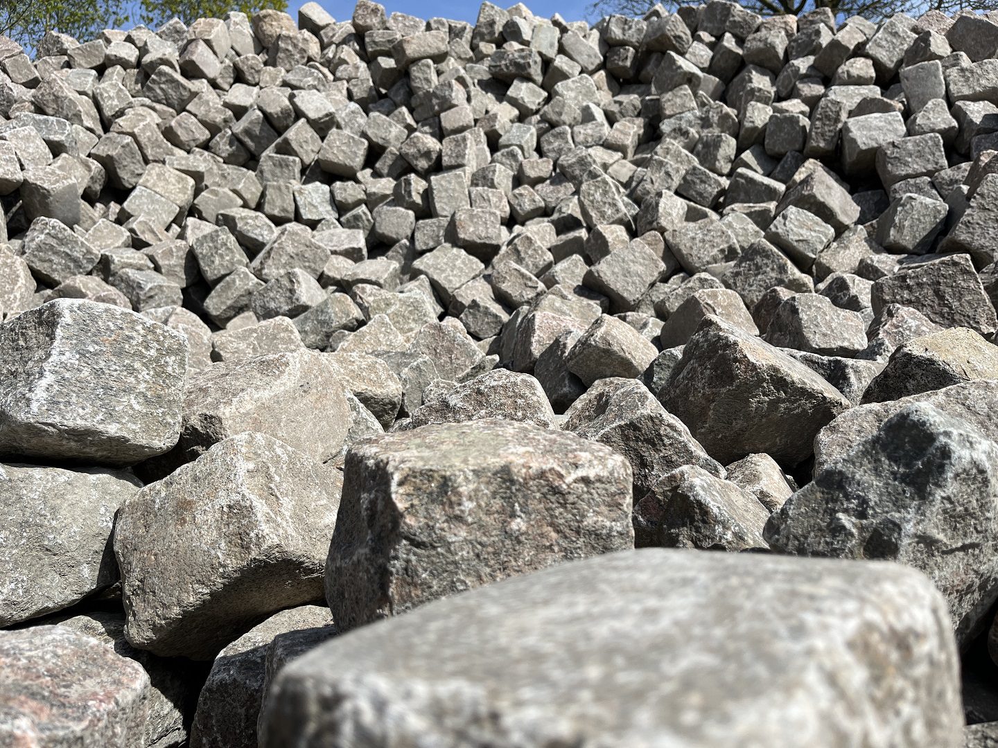 Slidt nordisk granit brosten bunke