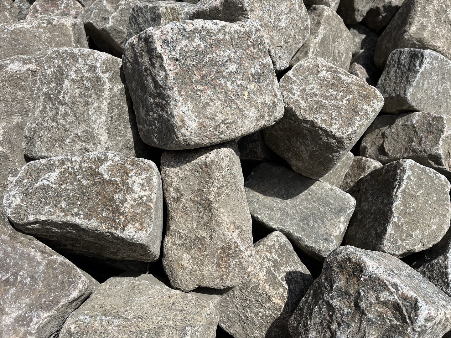 Slidt nordisk granit brosten bunke